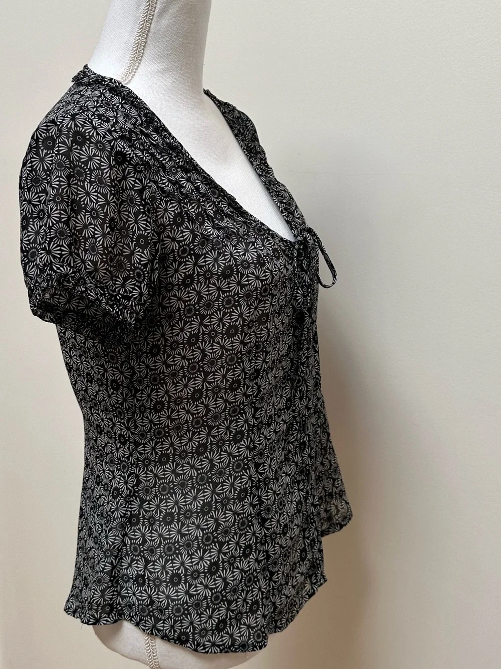 LOFT Ann Taylor Black & White Sunburst‎ Floral Sheer Ruffle Blouse - Size 2